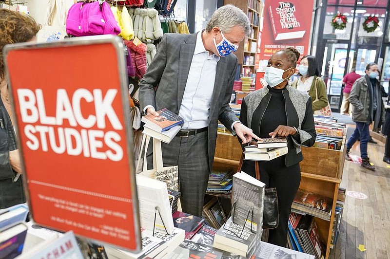 New York City Mayor Bill de Blasio and his wife, Chirlane Mc- Cray, shop Saturday at the Strand Bookstore while promoting the “Shop Your City Campaign” in New York. (AP/Mary Altaffer) 
