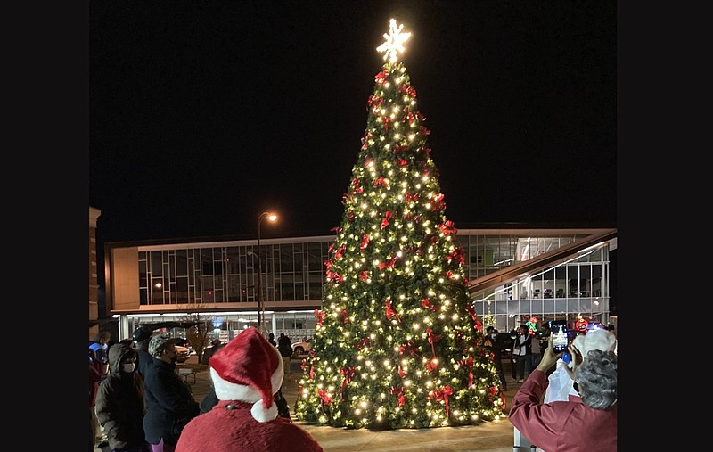 Pine Bluff Christmas lights on, warming virus's chill Northwest