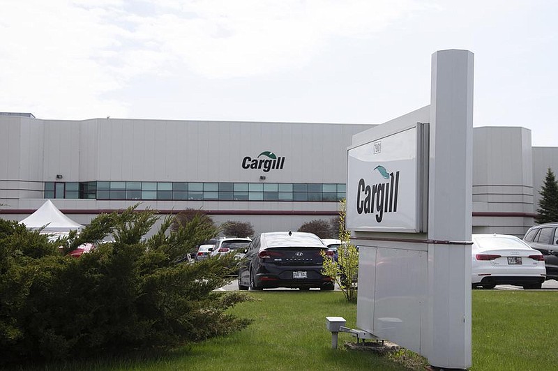 Cars sit parked outside the Cargill Inc. meat plant in Chambly, Quebec, in May. Cargill temporarily idled one of its beef plants in Ontario on Thursday after some employees tested positive for covid-19.
(Bloomberg/Christinne Muschi)