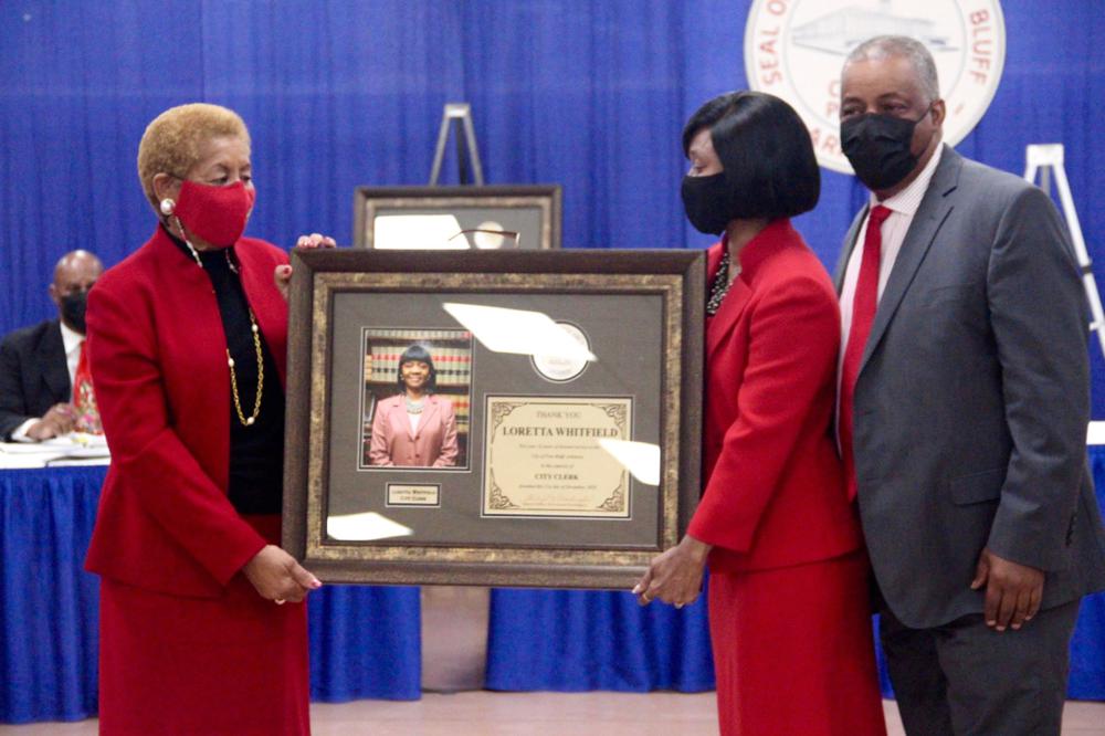 Last 2020 meeting hands out honors