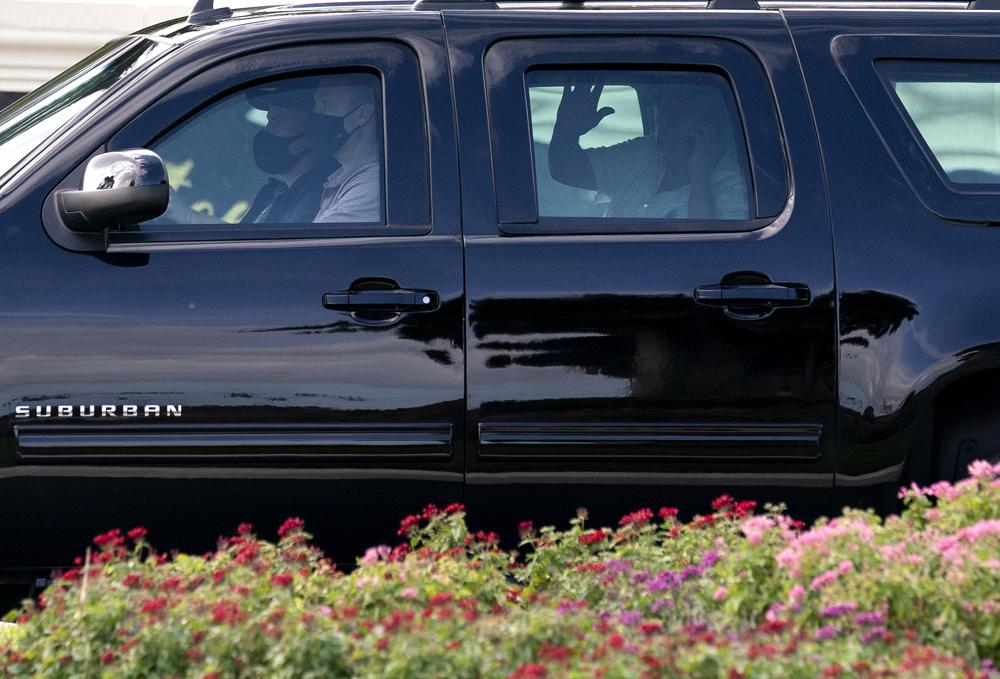 President Donald Trump waves Wednesday as his motorcade leaves Trump International Golf Club in West Palm Beach, Fla., after a presidential round of golf.
(The New York Times/Stefani Reynolds)