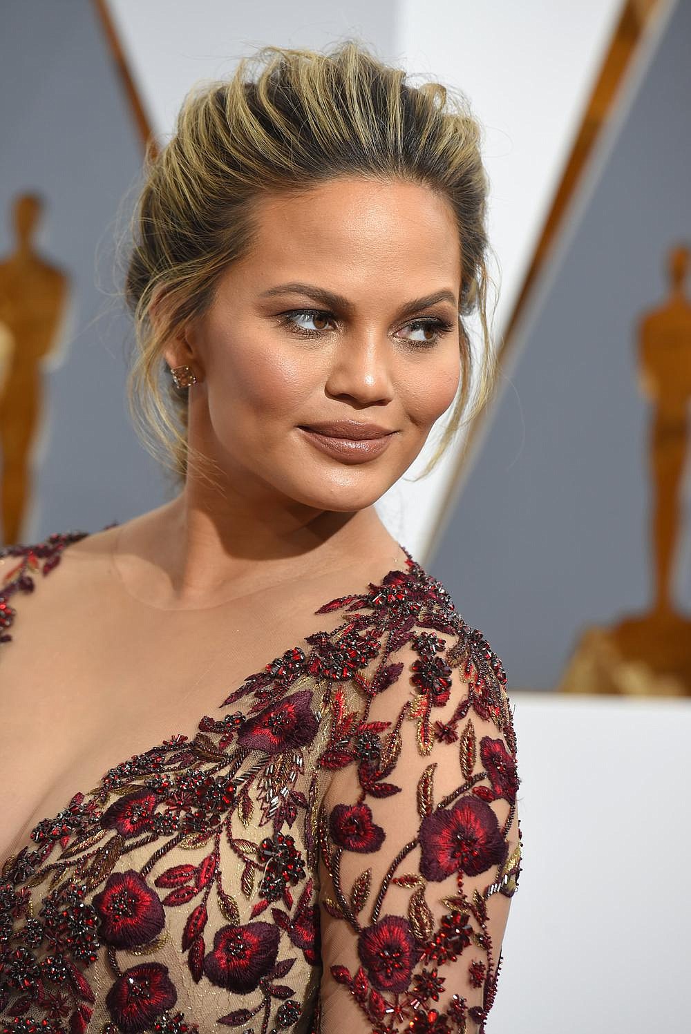 Chrissy Teigen arrives at the Oscars on Sunday, Feb. 28, 2016, at the Dolby Theatre in Los Angeles.
(Photo by Dan Steinberg/Invision/AP)