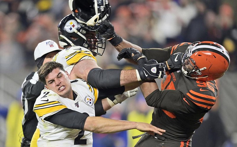 Cleveland Browns defensive end Myles Garrett (right) hits Pittsburgh Steelers quarterback Mason Rudolph with a helmet during their November 2019 meeting. As the teams get set to face off again Sunday, both players want only to put the incident past them.
(AP file photo)
