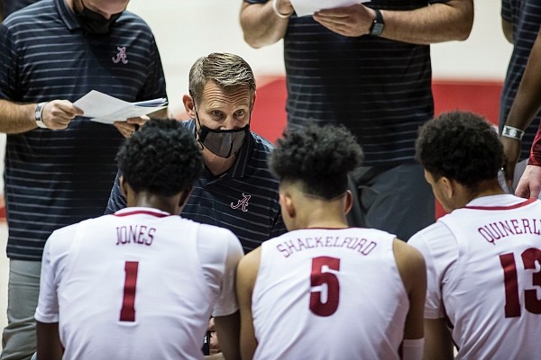 Alabama head coach Nate Oats works with his team during a timeout during the second half of an NCAA college basketball game against Western Kentucky, Saturday, Dec. 19, 2020, in Tuscaloosa, Ala. (AP Photo/Vasha Hunt)