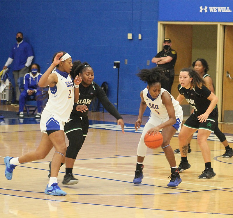 SAU’s Kisi Young (2) dribbles against UAM, while Lizzie Moore (21) crosses. The two former Magnolia Lady Panthers led Kansas City Kansas Community College to a national juco championship two seasons ago.