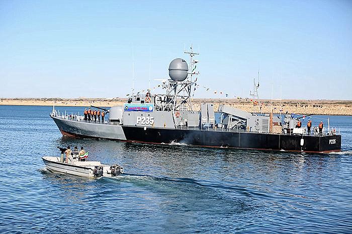 An Iranian Navy warship patrols Wednesday during a military drill in the Gulf of Oman off the coast of Iran. More photos at arkansasonline.com/114irandrill/.
(AP/Iranian Army)