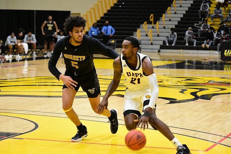 UAPB's Shaun Doss Jr. (21) looks to regain his shooting touch with home games tonight against Texas Southern and Monday against Prairie View A&M. (Pine Bluff Commercial/I.C. Murrell)