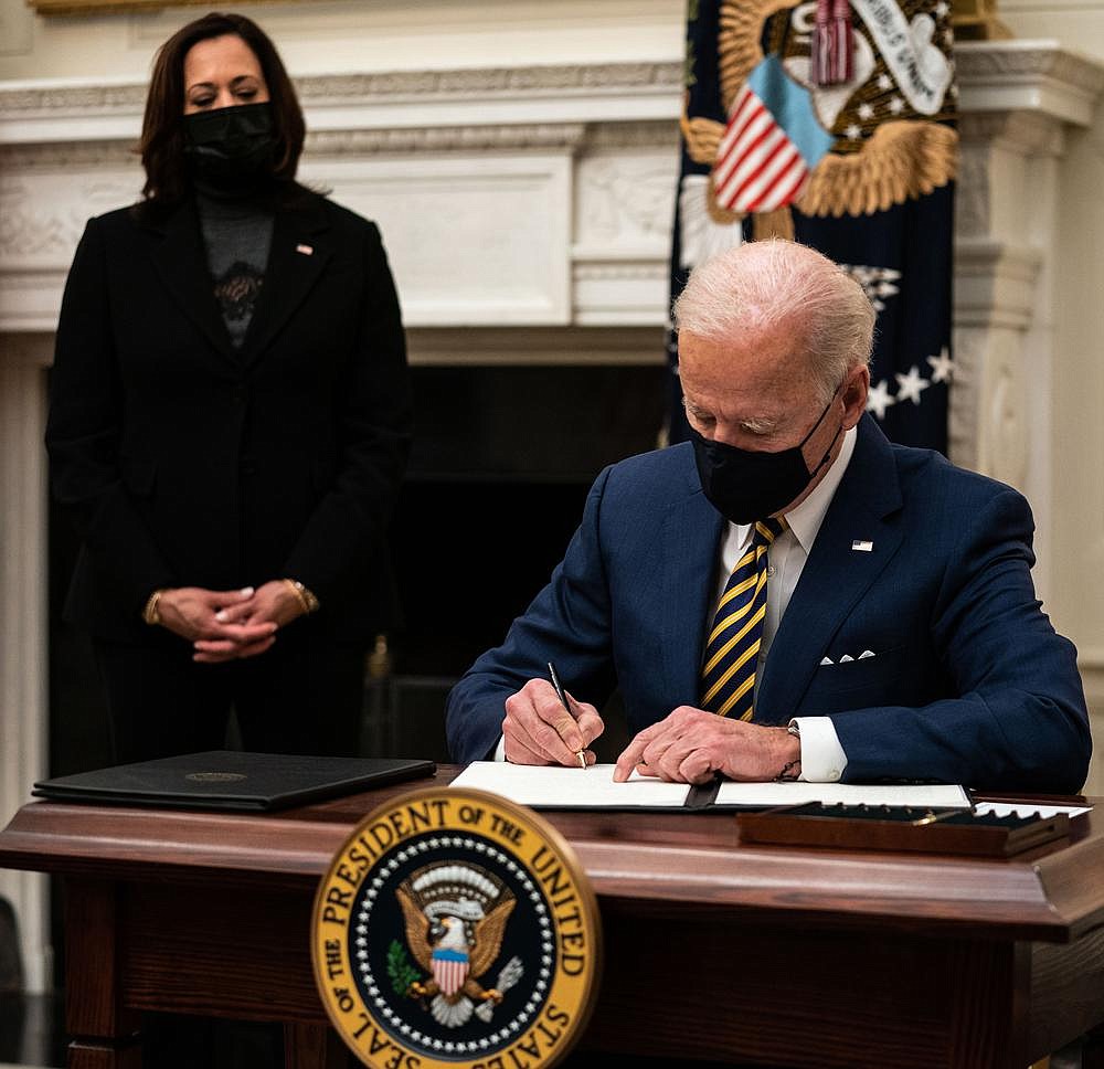 President Joe Biden signs executive orders Friday at the White House as Vice President Kamala Harris looks on. Biden’s orders are aimed at helping families struggling during the pandemic and at assuring the safety of workers. More photos at arkansasonline.com/123dc/.
(The New York Times/Anna Moneymaker)