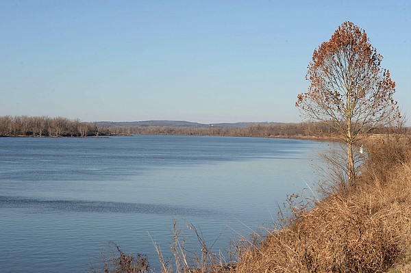 U.S. Coast Guard: Barge traveling down Arkansas River gets stuck near Fort Smith, frees itself - Vimarsana News