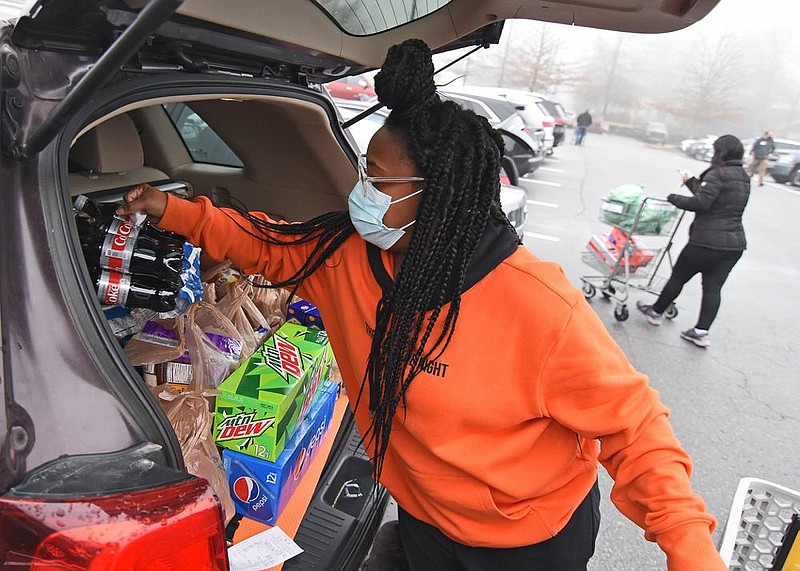 Tahjaylah Roberson of Little Rock loads groceries into the back of her car at a Kroger market on Cantrell Road in Pulaski County on Wednesday.
(Arkansas Democrat-Gazette/Staci Vandagriff)