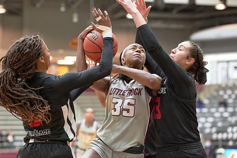 UALR forward Teal Battle (center) attempts to shoot as Arkansas State’s Morgan Wallace (left) and Talia Roldan defend during Saturday’s Sun Belt Conference game at the Jack Stephens Center in Little Rock. Battle finished with 25 points and 11 rebounds in the Trojans’ 60-56 victory over the Red Wolves in overtime.
(Photo courtesy UALR Athletics)