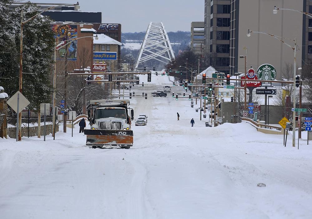 An Arkansas Department of Transportation snowplow moves Thursday south on Broadway in Little Rock. More photos at arkansasonline.com/219snow/.
(Arkansas Democrat-Gazette/Staton Breidenthal)
