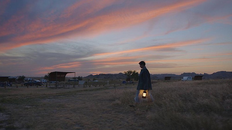 The realities of economic Darwinism play out under painted skies and across wide open spaces in Chloé Zhao’s matter-of-fact portrait of the “vandwelling” subculture “Nomadland.”