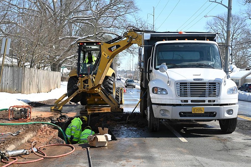 A crew works to repair a broken water main Friday on Markham Street in Little Rock. More photos at arkansasonline.com/220snow/.
(Arkansas Democrat-Gazette/Stephen Swofford)