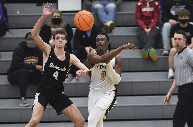 Little Rock Central’s Kyler Hudson (0) fires a pass by Bentonville’s Caden Miller on Saturday during Central’s 57-50 victory in the semifinals of the Class 6A boys state tournament. More photos at arkansasonline.com/314boys6a/
(NWA Democrat-Gazette/Charlie Kaijo)