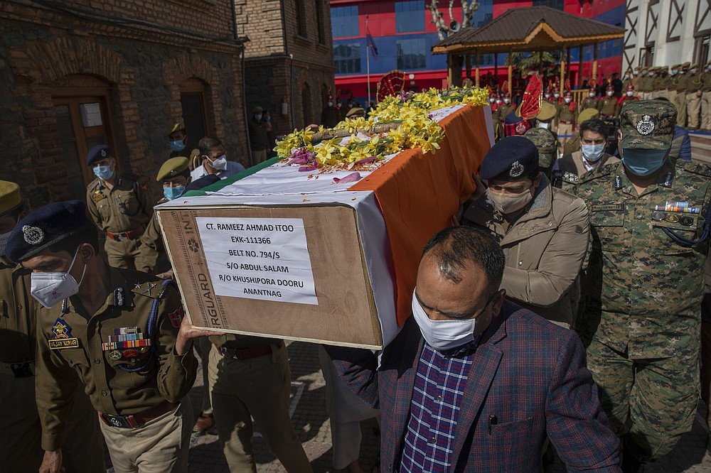 Des policiers indiens portent le cercueil de leur collègue Rameez Ahmad jeudi à Srinagar, au Cachemire sous contrôle indien.  (AP / Dar Yasin)
