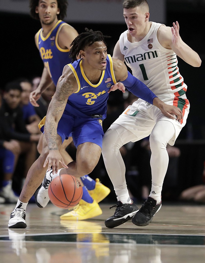 Au’Diese Toney (5) dribbles against Miami while playing for Pittsburgh in 2020. Toney, who averaged 14.4 points, 5.9 rebounds and 2.3 assists per game for the Panthers this season, announced Thursday he was transferring to Arkansas.
(AP file photo)