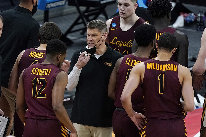 Loyola-Chicago’s Porter Moser (center) will be hired as Oklahoma’s new coach, a person familiar with the situation told The Associated Press on Friday. Moser, a former coach at UALR from 2000-03, will replace Lon Kruger, who retired last month.
(AP/Mark Humphrey)