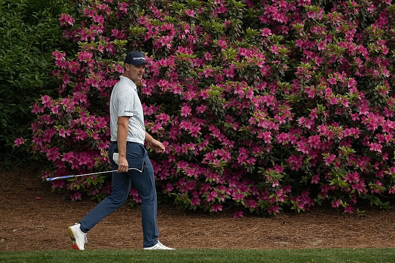 Justin Rose of England shot a 7-under 65 in Thursday’s opening round of the Masters at Augusta National Golf Club and holds a fourshot lead. Rose made an eagle and seven birdies over a 10-hole stretch. More photos available at arkansasonline.com/49masters.
(AP/Charlie Riedel)