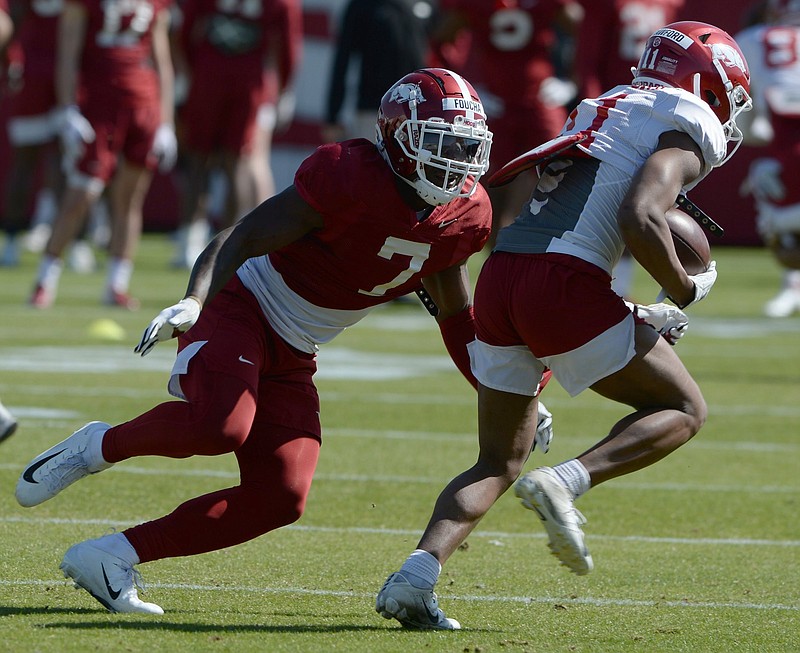 Arkansas defensive back Joe Foucha (left) closes in on receiver Jaquayln Crawford during Thursday’s practice in Fayetteville. The Razorbacks have been working on defensive schemes against pro-style and run-heavy attacks this week. More photos at arkansasonline.com/49uapractice/
(NWA Democrat-Gazette/Andy Shupe)
