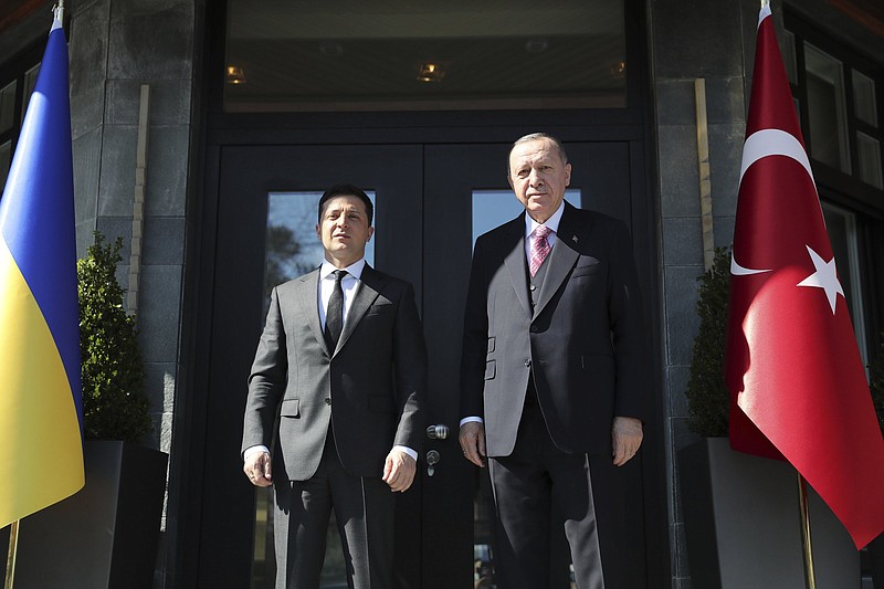 Turkish President Recep Tayyip Erdogan (right) meets with Ukrainian President Volodymyr Zelenskiy on Saturday in Istanbul.
(AP/Turkish Presidency)