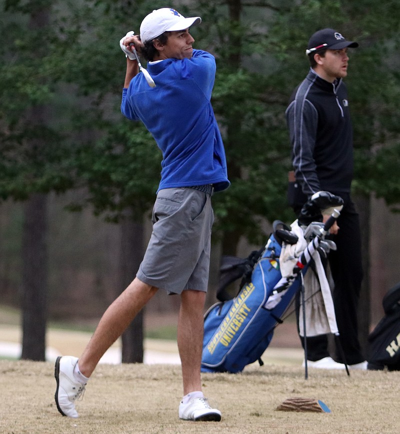 SAU’s Kady Johnson battled Roger State’s Luke Palmowski in a playoff for the individual title during last week’s NSU Classic in Muskogee, Okla.