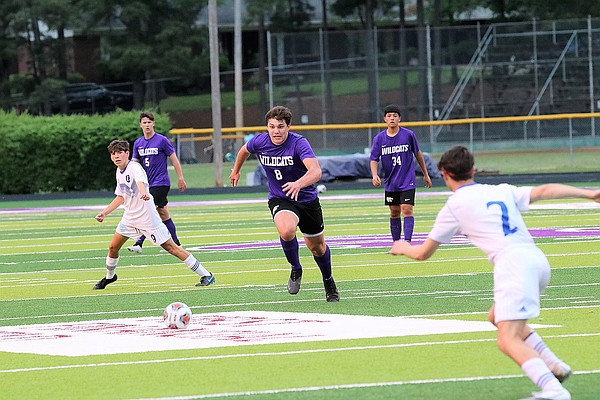 El Dorado linebacker plays soccer the same way | El Dorado News