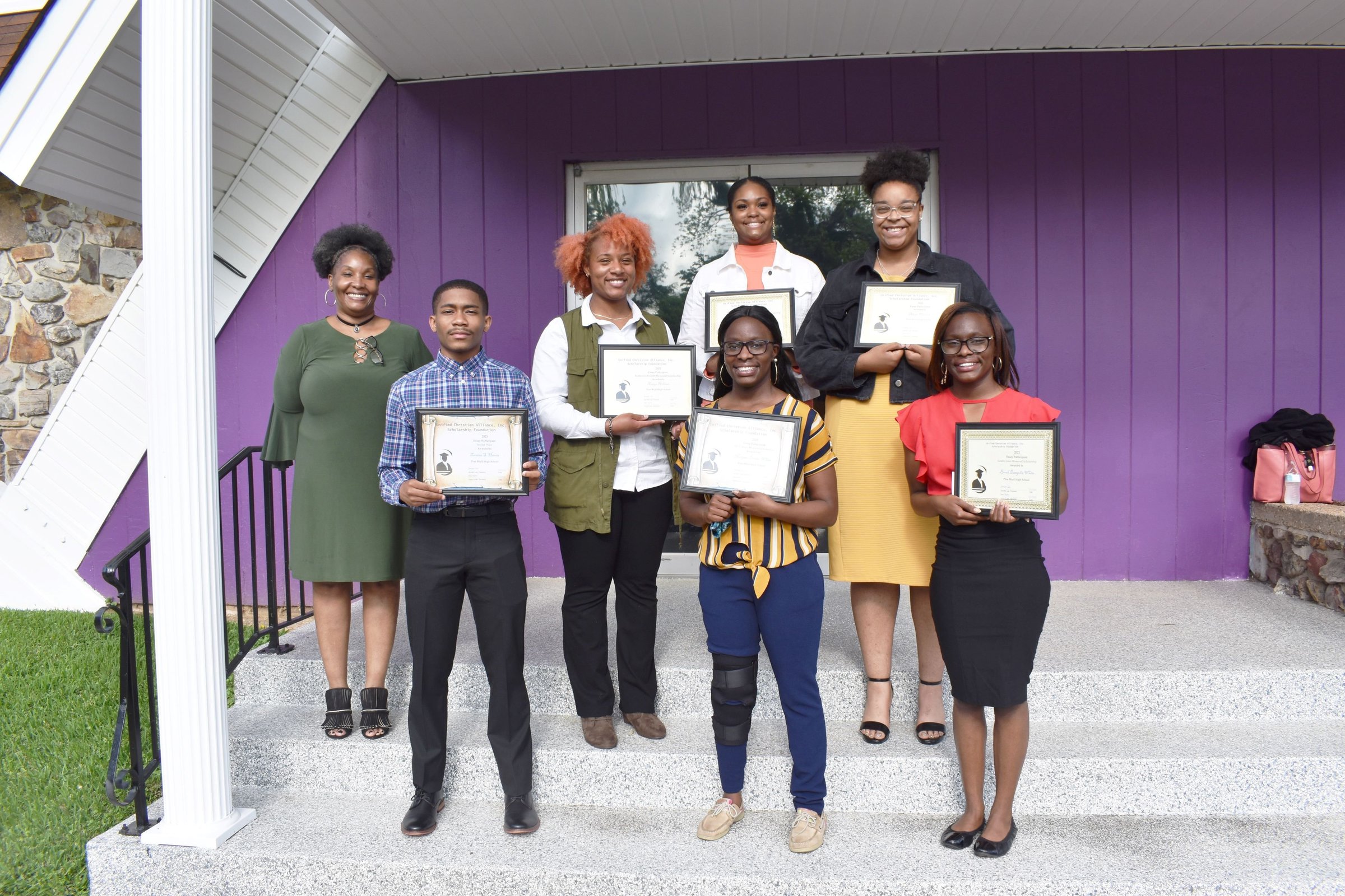 6 students from area receive scholarships