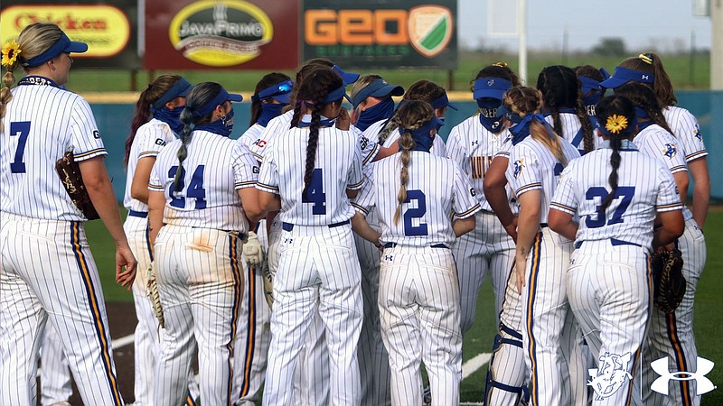 SAU gathers together during a recent game. The softball team will open GAC Tournament play at Bentonville at 1:30 p.m. Friday against Arkansas-Monticello (SAU Sports)