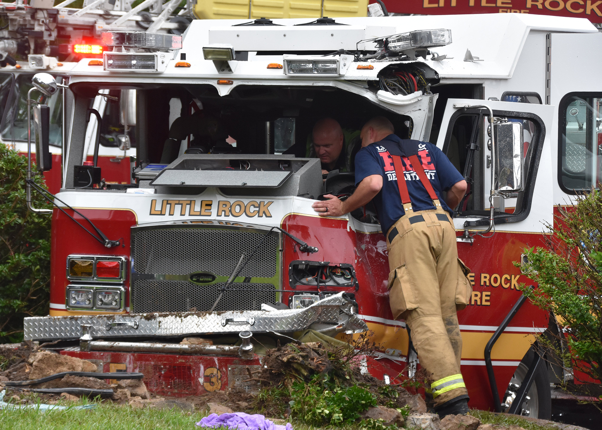 2 Firetrucks Crash Near Ualr 6 Firefighters Hurt