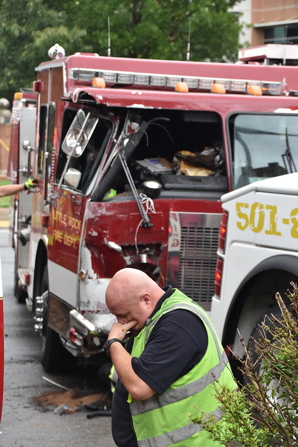 2-firetrucks-crash-near-ualr-6-firefighters-hurt