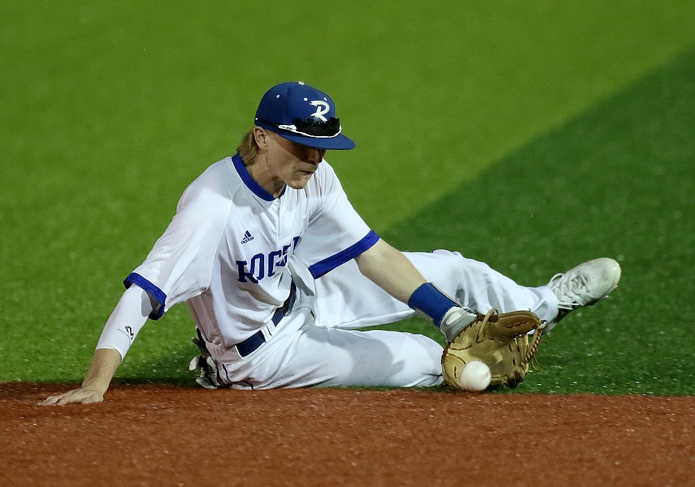 Rogers second baseman Finley Bunch dives for a ground ball during the Mounties’ 3-2 victory over Springdale Har-Ber in the Class 6A state championship game Thursday. More photos at www.arkansasonline.com/521baseball6a/
(Arkansas Democrat-Gazette/Thomas Metthe)