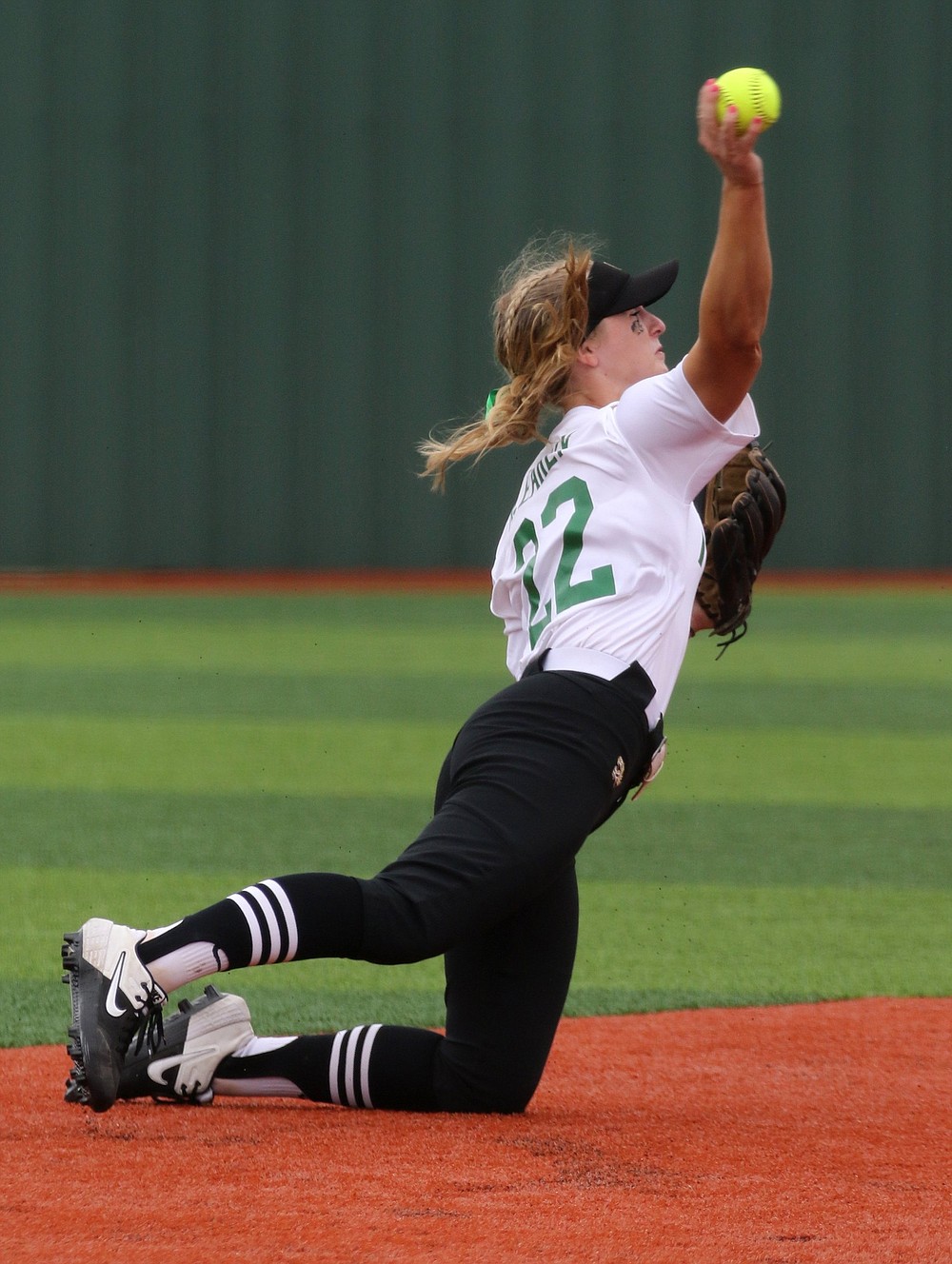 Bentonville shortstop Senzie Derryberry makes a play during the Lady Tigers’ 3-0 victory over Conway in the Class 6A state championship game Friday. More photos at www.arkansasonline.com/522softball6a/
(Arkansas Democrat-Gazette/Thomas Metthe)