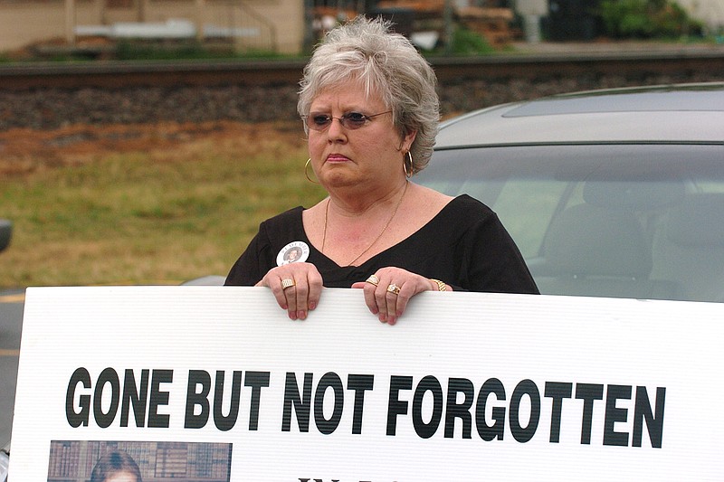 In this file photo Linda Ives is shown standing near the Cabot District Court entrance waiting for former Lonoke Police Chief Jay Campbell, who she believes killed her son, Kevin Ives in 1987. Campbell and his wife Kelly were sentenced on a number of unrelated  charges.
(Arkansas Democrat-Gazette file photo)