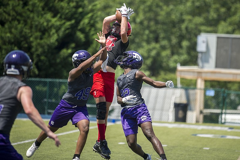Clarendon’s Dax Courtney (center) makes a catch between two El Dorado defenders Friday at the Shootout of the South 7-on-7 event at Pulaski Academy in Little Rock. Courtney and fellow Clarendon receiver Quincey McAdoo have committed to play at Arkansas.
(Arkansas Democrat-Gazette/Stephen Swofford)