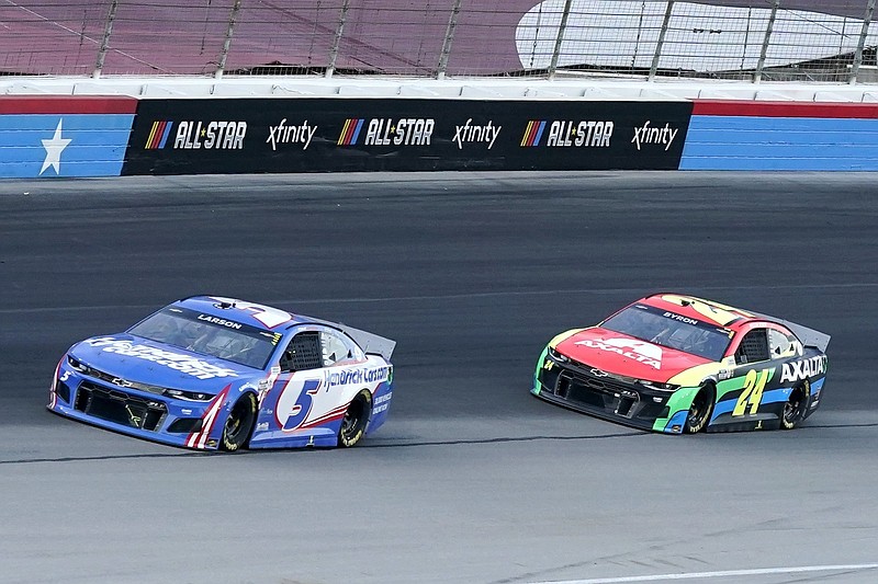 Kyle Larson (5) leads William Byron, his Hendrick Motorsports teammate, during last week’s NASCAR Cup Series All-Star Race at Texas Motor Speedway. Entering today’s race at Nashville Superspeedway, Hendrick drivers have won five consecutive Cup Series races.
(AP/Tony Gutierrez)