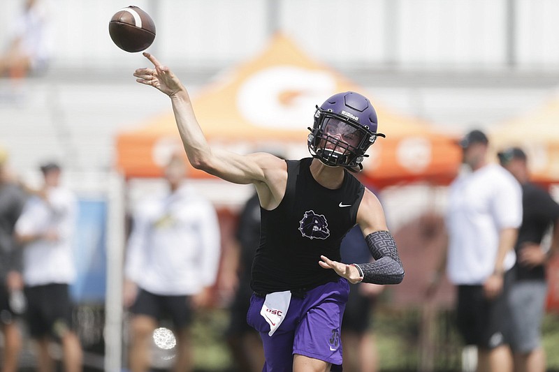 Quarterback Bladen Fike threw touchdown passes on Fayetteville’s first three drives in a 21-20 loss to Heritage Hall (Okla.) in the Southwest Elite 7-on-7 tournament Thursday at Shiloh Christian. More photos at arkansasonline.com/716seven7/
(NWA Democrat-Gazette/Charlie Kaijo)