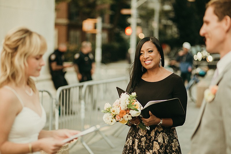 Aretha Gaskin, a certified civil celebrant in Plainfield, N.J., officiates a wedding. With the increased demand for in-person celebrations, many wedding officiants have added pandemic safety measures to their ceremony prep.
(The New York Times/PURROY Photo & Video NYC)