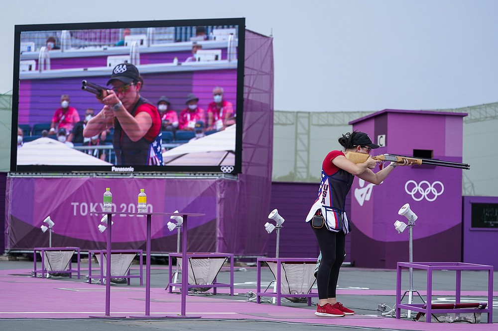 Gayle Browningová z Greenbrier súťaží v streľbe na ženskú pascu na strelnici Asaka v Tokiu.  Browning získal striebornú medailu tým, že vo finálovom kole prekonal 42 z 50 gólov.  (AB / Alex Brandon)