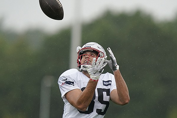 New England Patriots tight end Hunter Henry plays against the