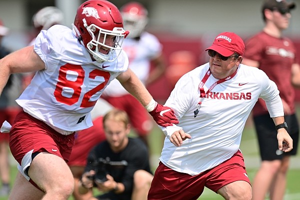 WholeHogSports - Tight ends room exudes passion for Arkansas