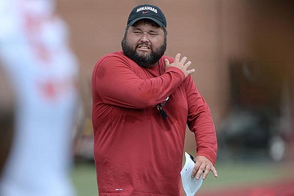 Arkansas Offensive Line Coach: Strategies, Techniques, and Cultural Impact