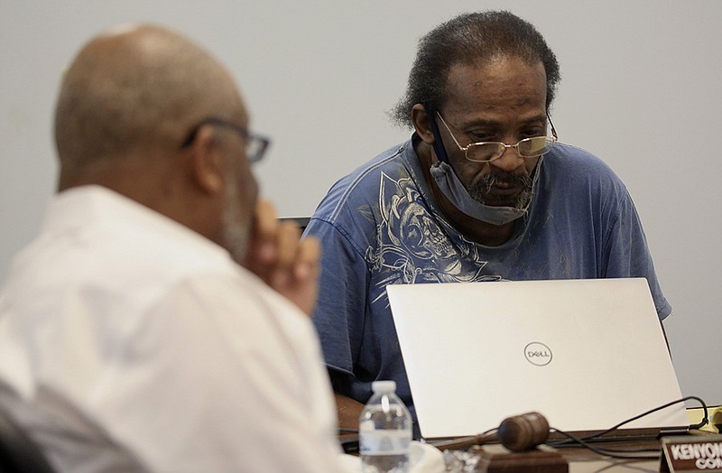 Kenyon Lowe (right), Metropolitan Housing Authority Commission chairman, speaks Wednesday in Little Rock during the group’s meeting, as commissioner H. Lee Lindsey listens.
(Arkansas Democrat-Gazette/Staton Breidenthal)