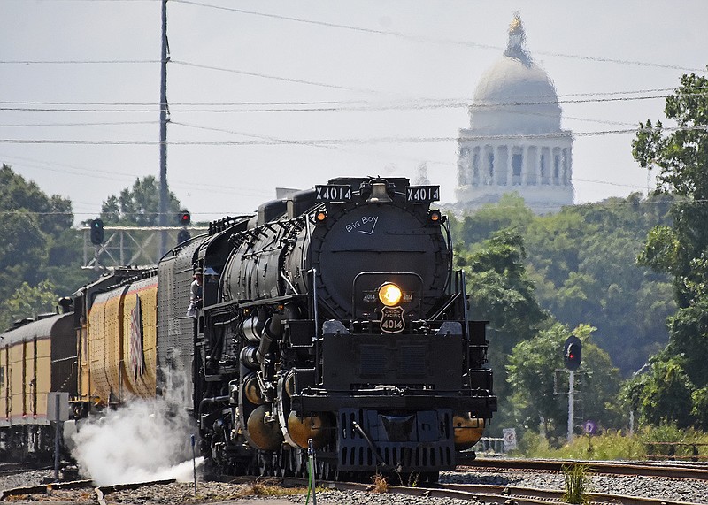 The Union Pacific Big Boy steam locomotive No. 4014 makes its way Thursday into the Union Pacific facility in North Little Rock. More photos at arkansasonline.com/827steam/. Video is at arkansasonline.com/827bigboy/.
(Arkansas Democrat-Gazette/Staci Vandagriff)