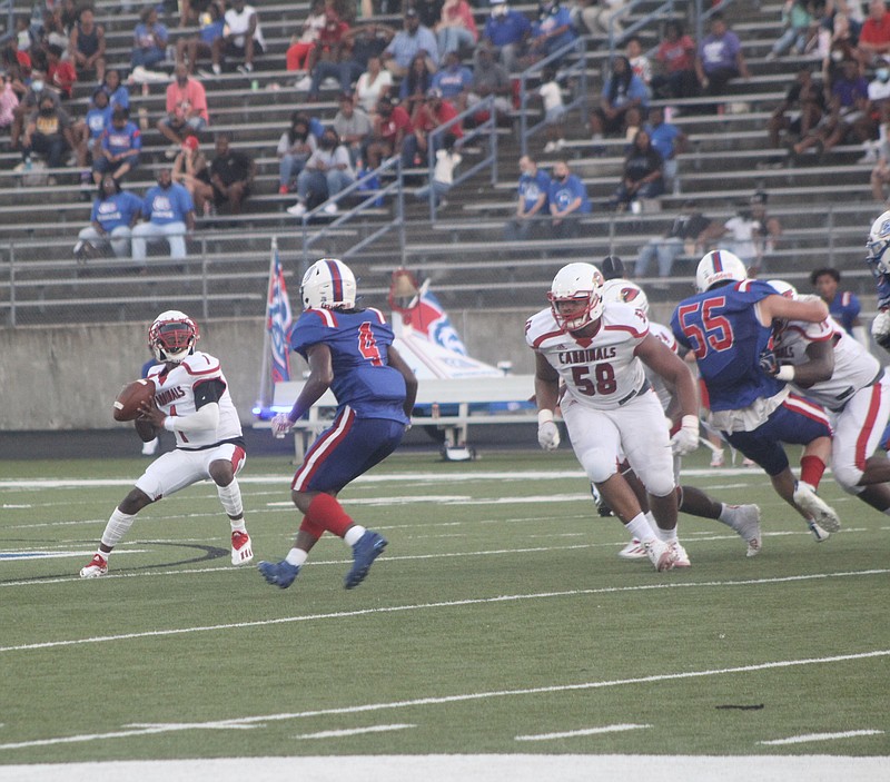 Time and dimes

UA-baseball commit Martavius Thomas (1) looks deep for a pass as Baylor commit Tim Dawn (58) closes in for a block and Khyri Hall (78) pancakes an Arkadelphia defensive lineman. The play resulted in a 33 yard touchdown to Brandon Copeland.