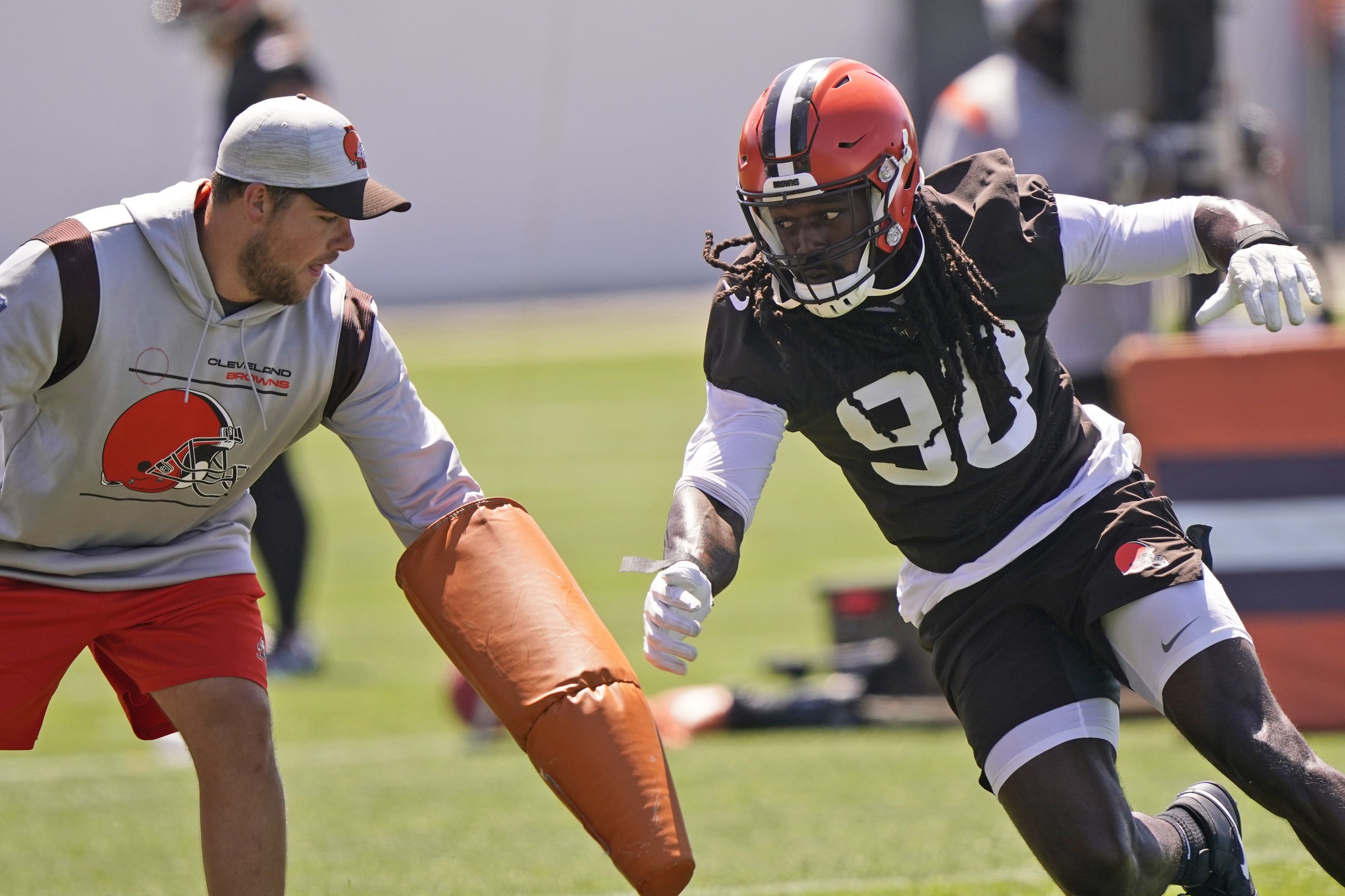 Cleveland Browns' Jadeveon Clowney returns to practice for Chiefs