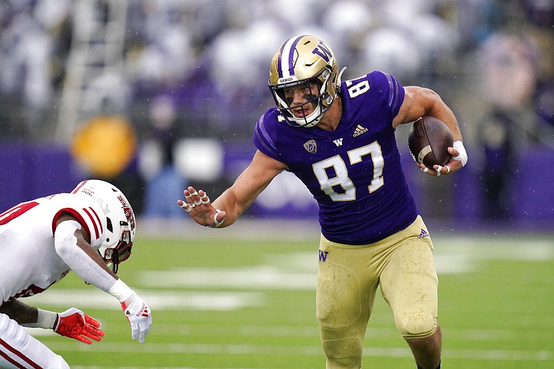 Washington's Cade Otton (87) tries to avoid a tackle as he runs with the ball against Arkansas State in the first half in Seattle on Saturday, Sept. 18, 2021. (AP/Elaine Thompson)