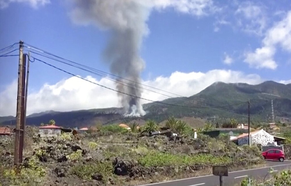 Volcano erupts in Canary Islands