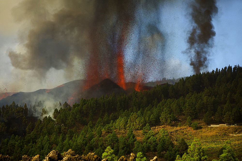 Volcano erupts in Canary Islands
