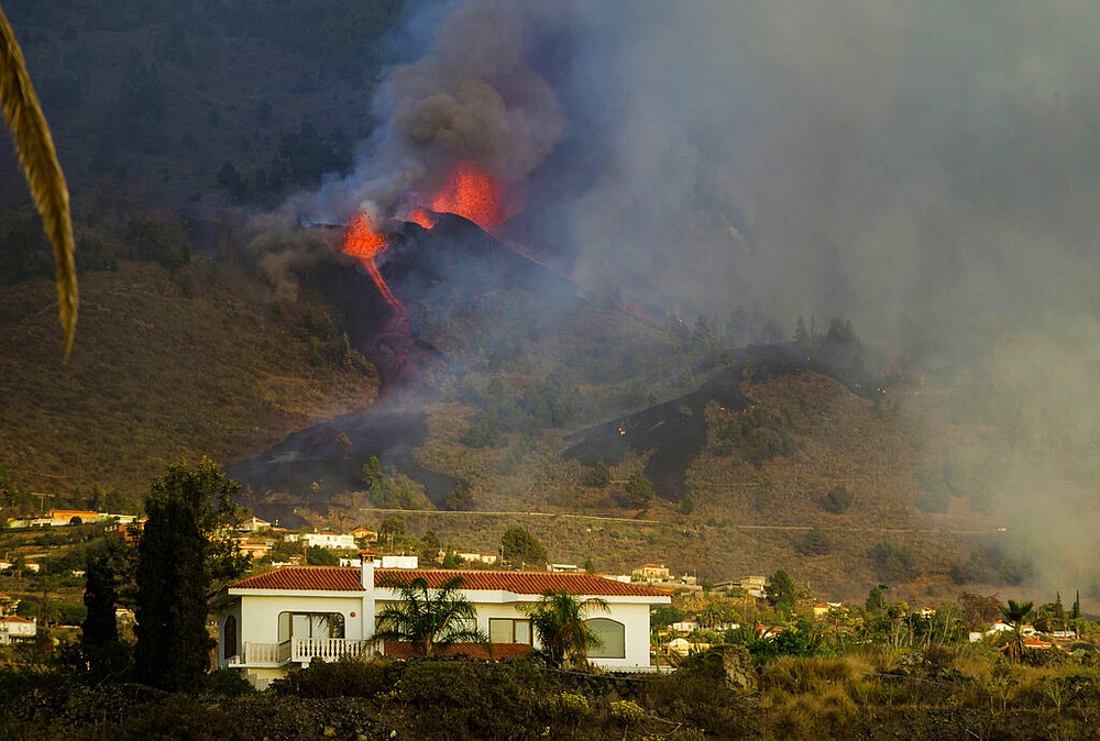 Volcano erupts in Canary Islands